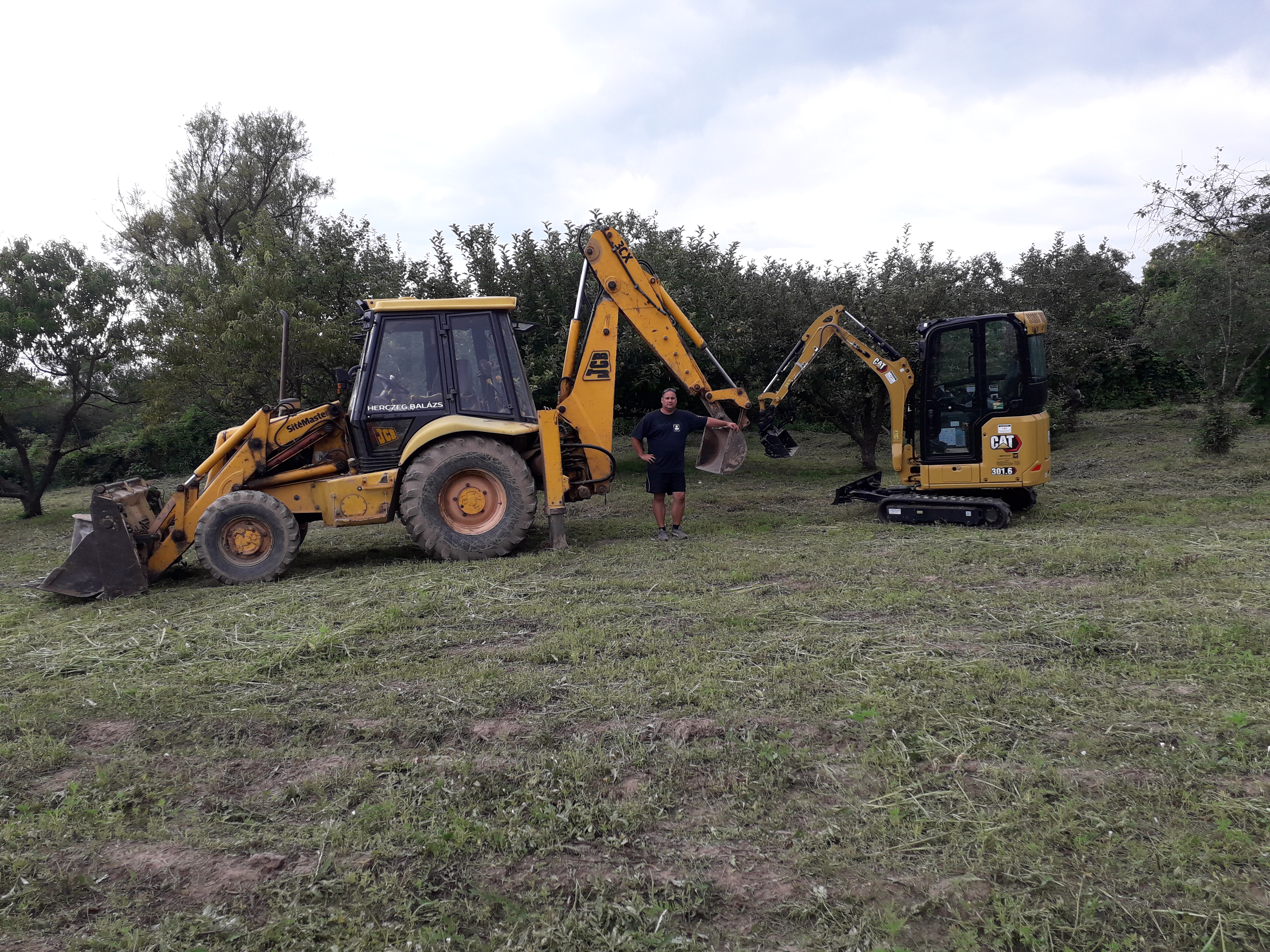 Herczeg Balázs a JCB 3CX és a Cat 301.6 földmunkagépekkel