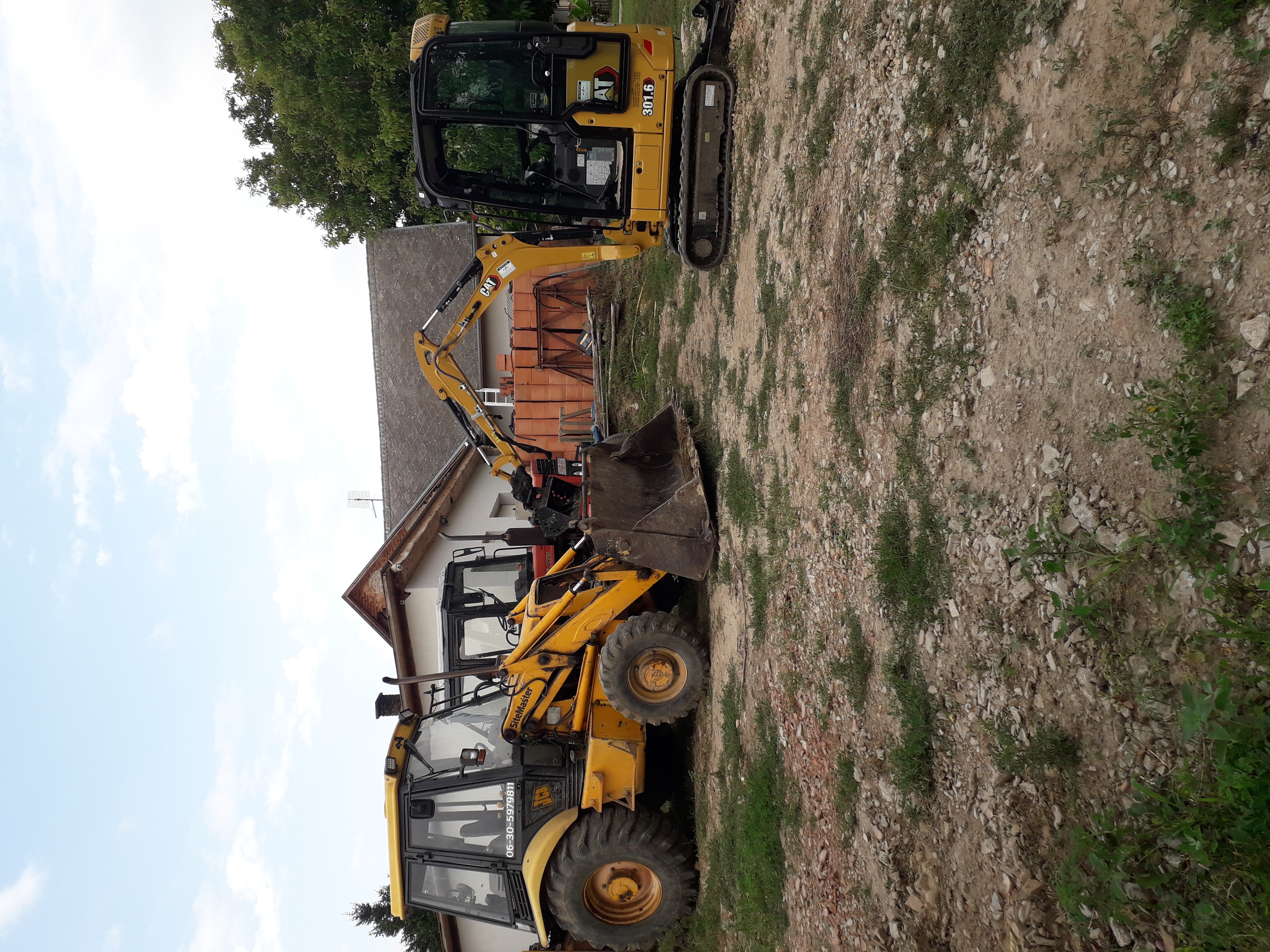 JCB 3CX kotró-rakodó és Cat 301.6 minikotró